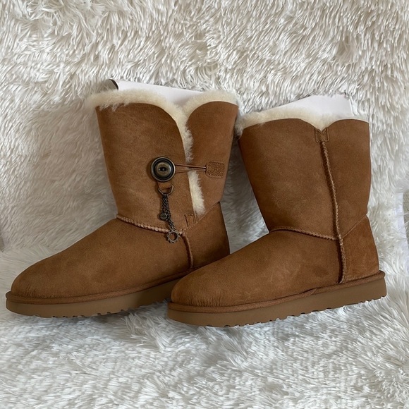 UGG Pure Classic Short boot with Azalea charm 1103129 size 9 womens NEW in Box - Picture 4 of 9